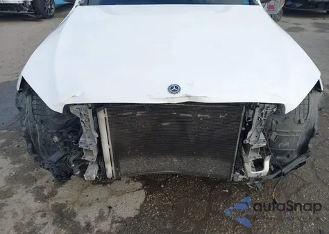 2018 Mercedes-Benz C 300 z USA, uszkodzony, nr VIN 55SWF4JB2JU266881